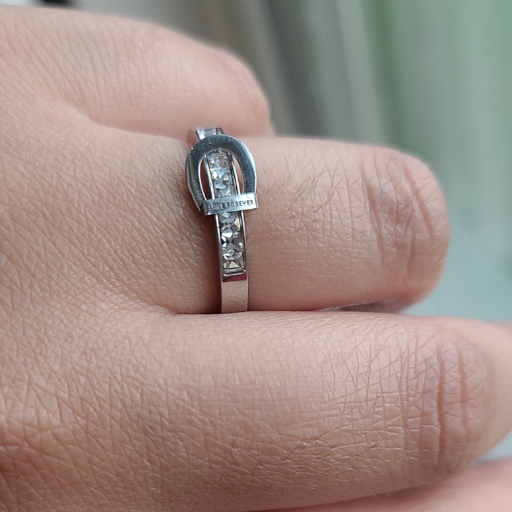 Elegant Silver Ring with Sleek Design and Sparkling Gemstone